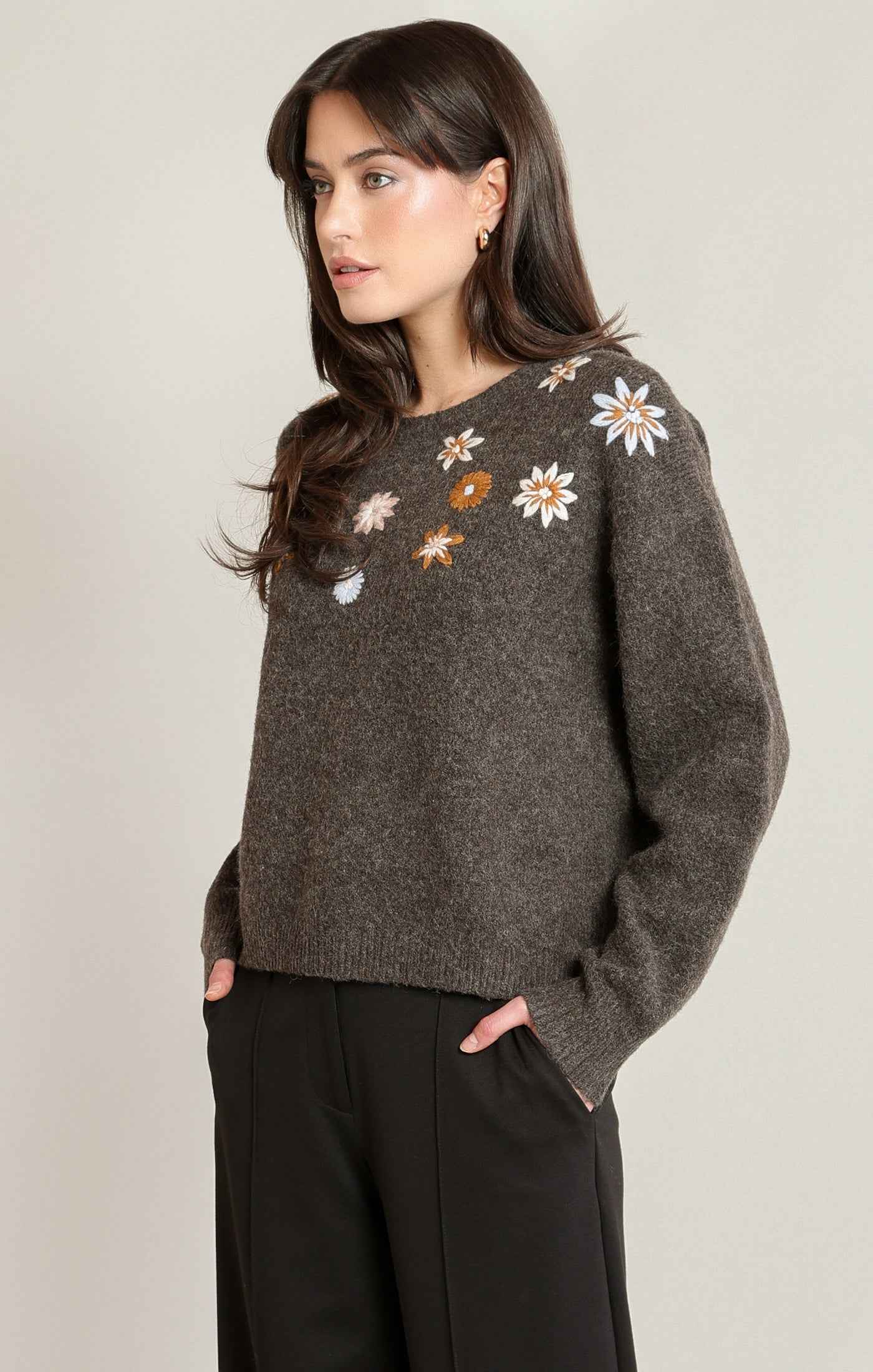 EMBROIDERED FLOWER SWEATER